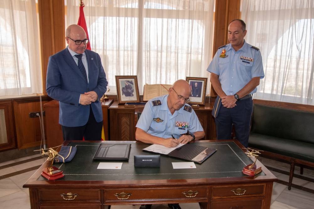 Firma del convenio entre el Ala 78 y la Universidad de Granada