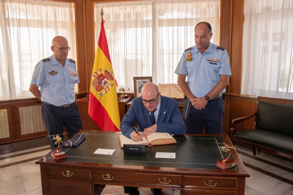 Firma del convenio entre el Ala 78 y la Universidad de Granada
