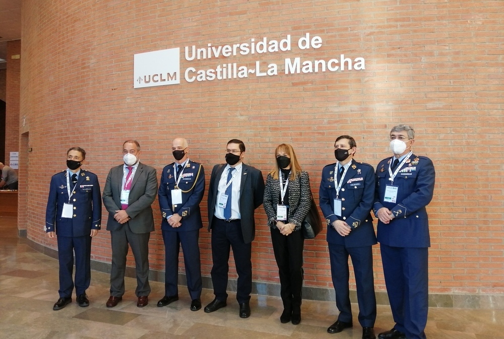 Foto de grupo en la sede de la Universidad Castilla La Mancha