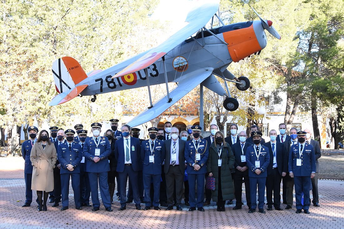 Foto de grupo frente a la Bücker histórica en la Maestranza de Albacete