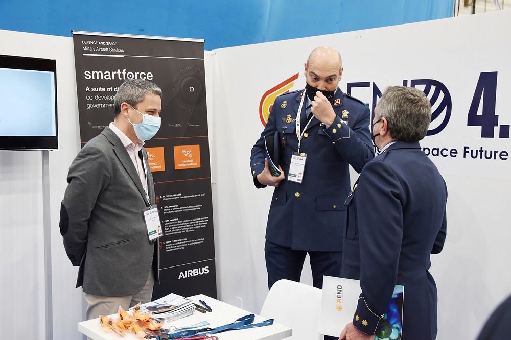 El coronel Orduña departiendo durante una pausa de las conferencias