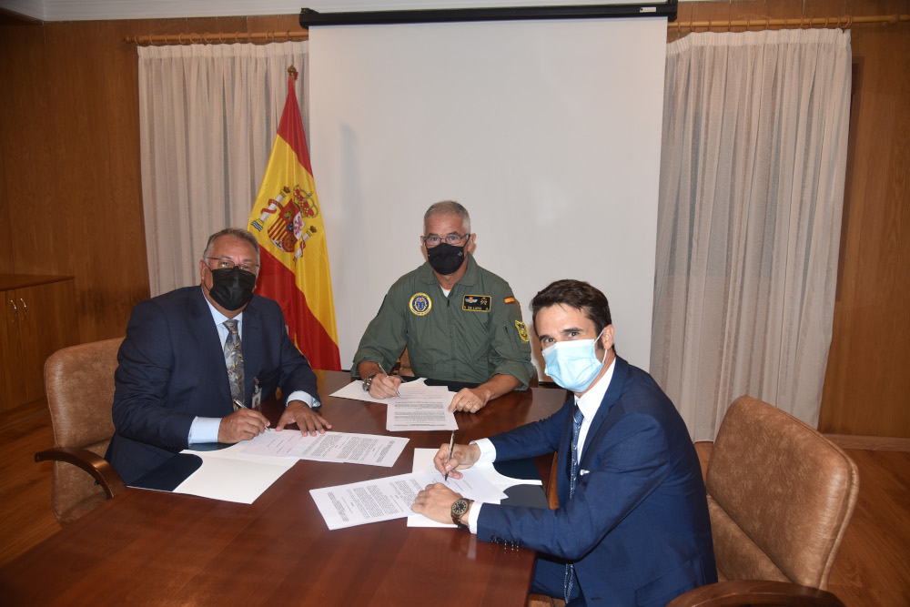 Firma de protocolo con el general jefe del MACAN