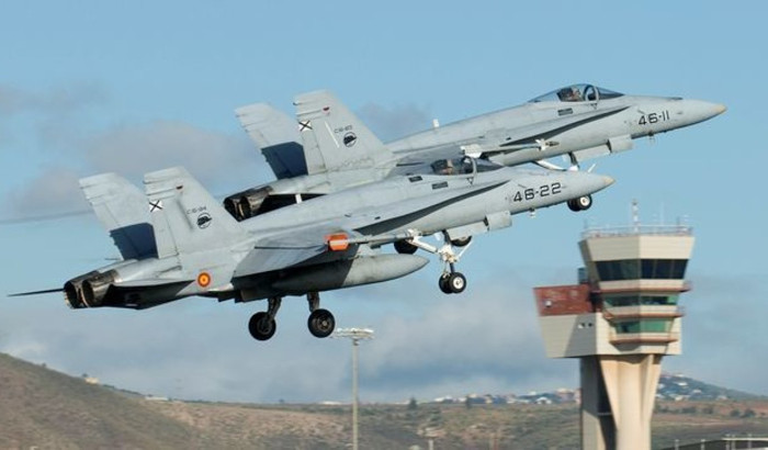 F-18 despegando
