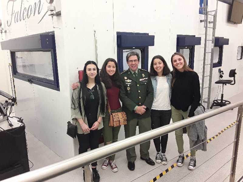 EL_CORONEL_DIRECTOR_DEL_CIMA_CON_LAS_ALUMNAS_EN_LA_CAMARA_FALCON