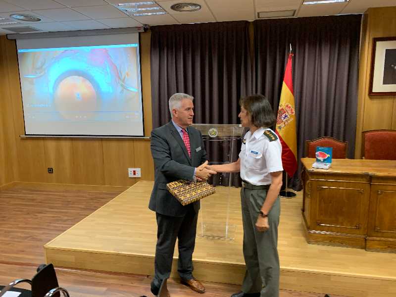 LA_CORONEL_DIRECTORA_ENTREGA_UN_OBSEQUIO_DEL_CIMA_AL_CORONEL_BARNES