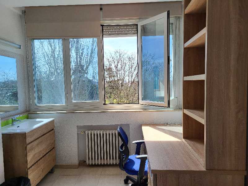 ESTUDIANTE_SENTADO_EN_EL_ESCRITORIO_DE_SU_HABITACION.