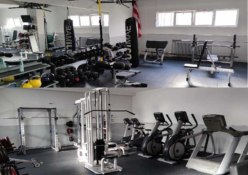 MAQUINAS_Y_PESAS_EN_EL_GIMNASIO.