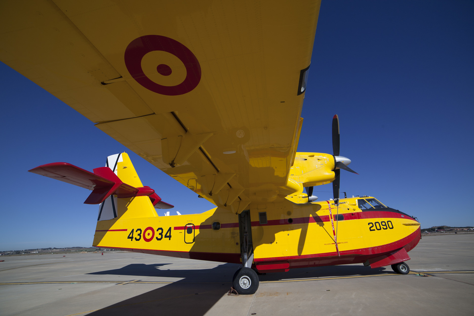 Escarapela aeronáutica española en un avión apagafuegos Canadair