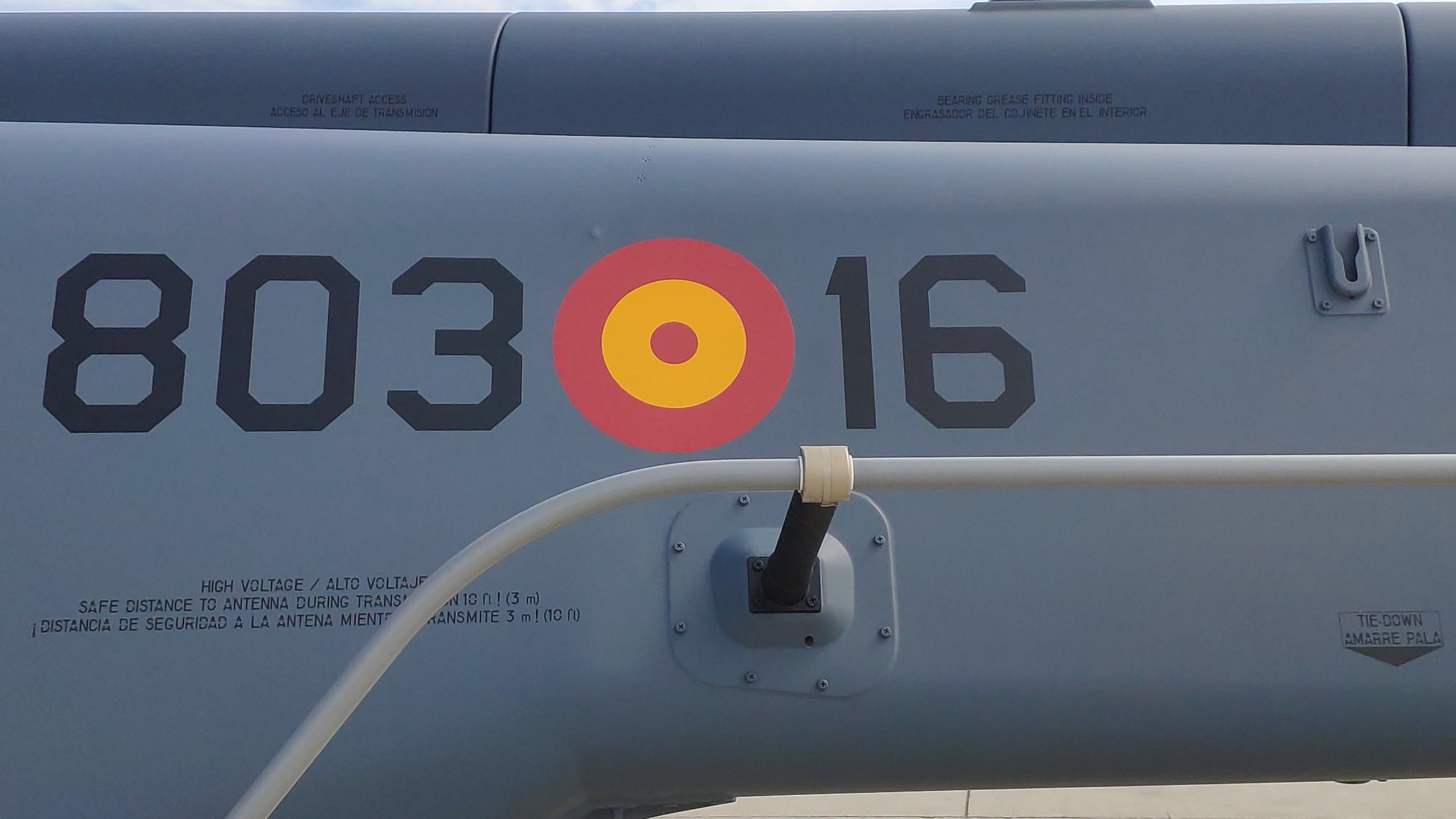 Escarapela aeronáutica española en un helicóptero NH-90 Lobo