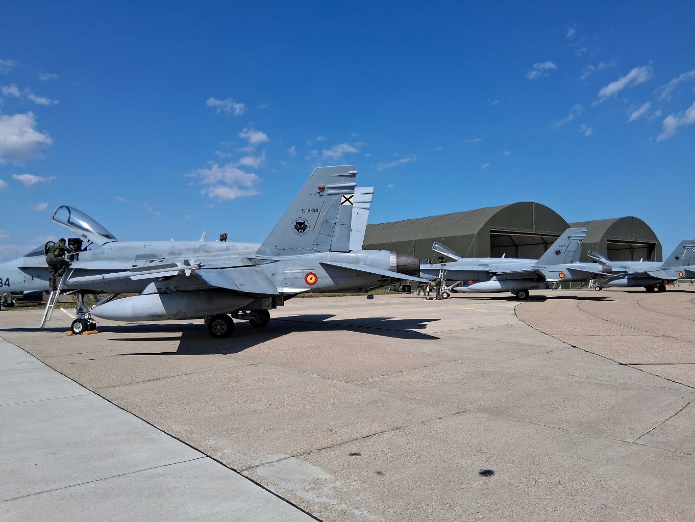 Cazas F-18 españoles del Destacamento Paznic neutralizan un dron que había vulnerado el espacio aéreo en el flanco este de la Alianza