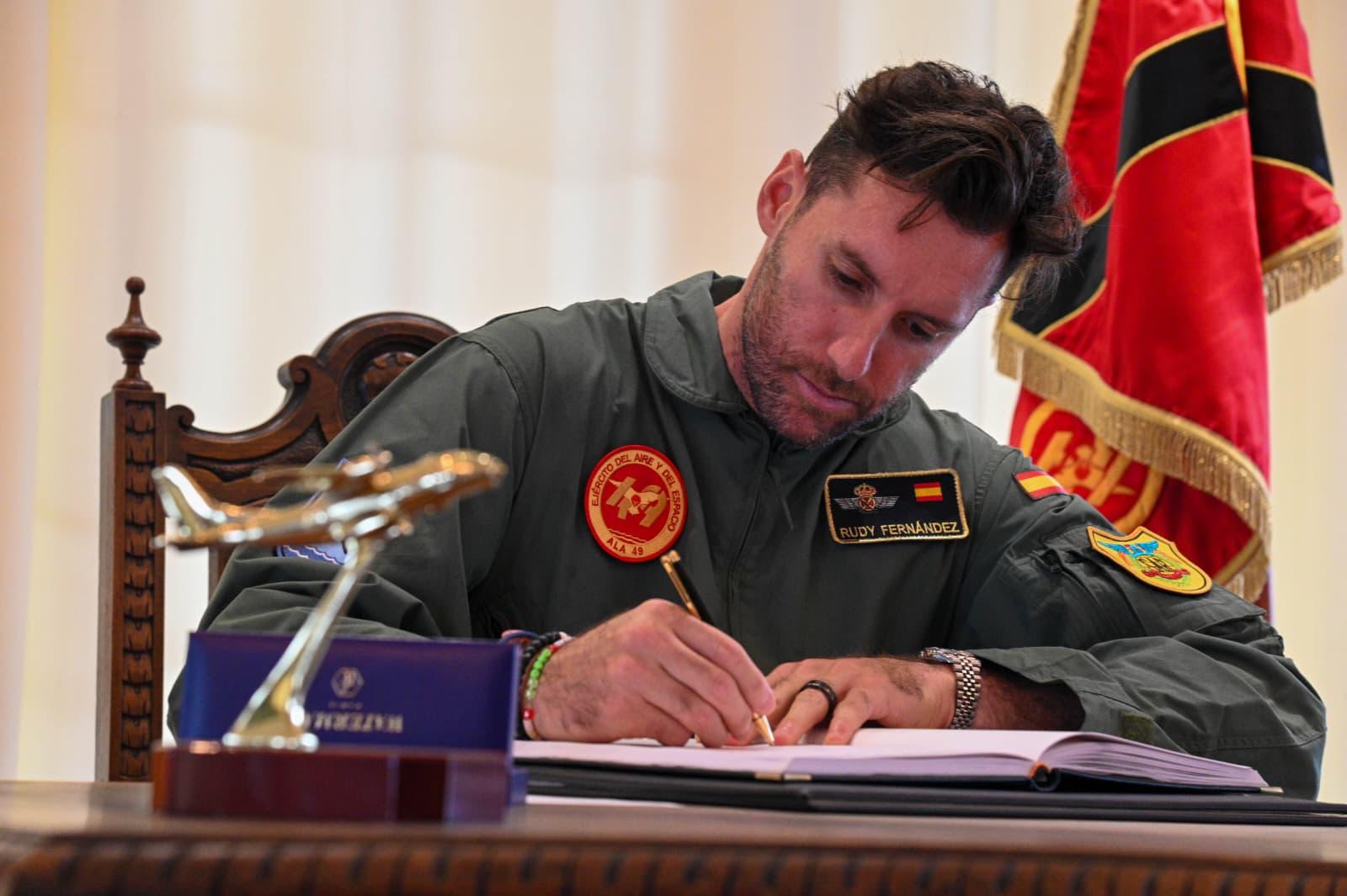 La Base Aérea de Son San Joan nombra Miembro de Honor a Rudy Fernández