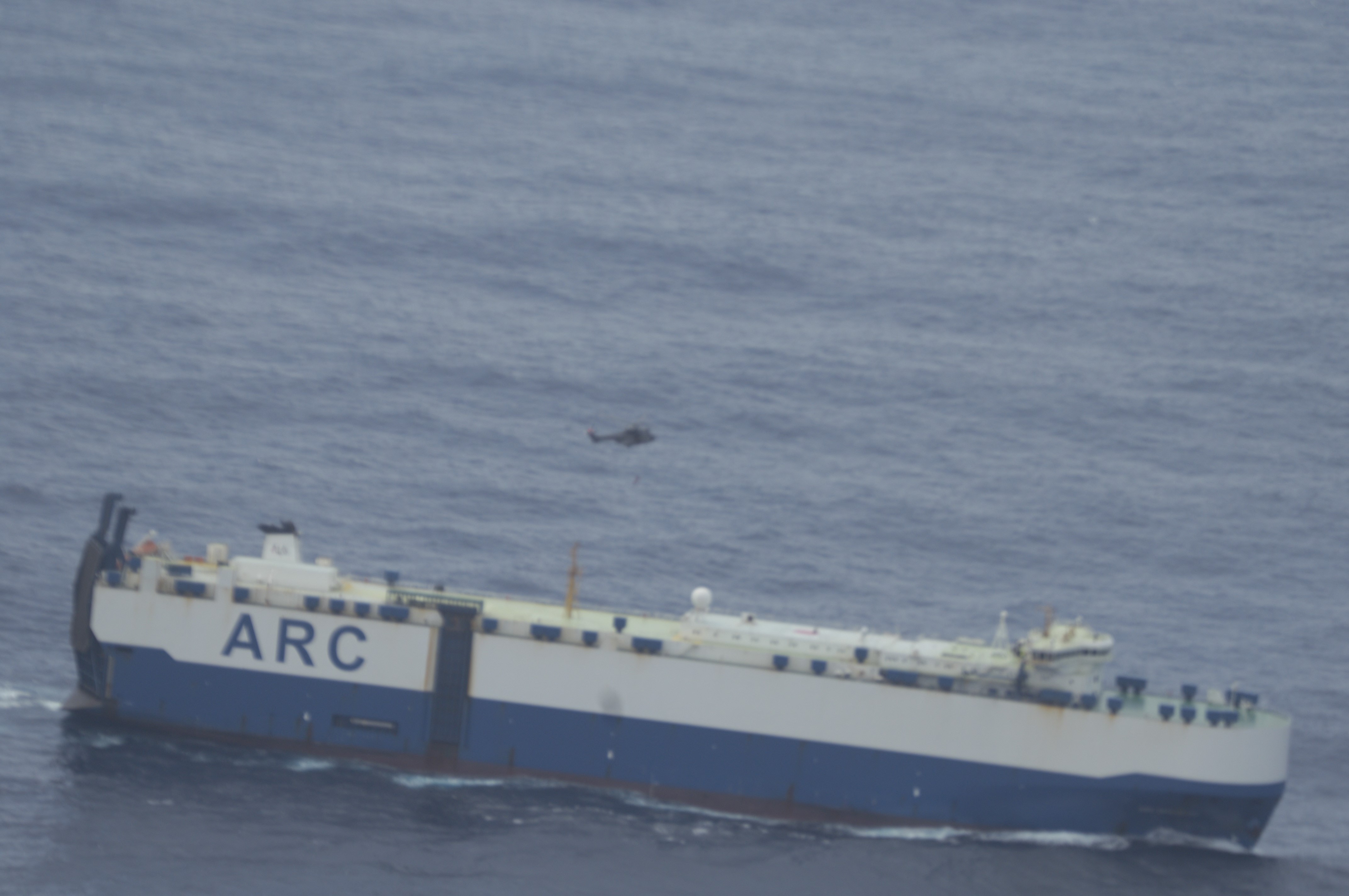 Un helicóptero Súper Puma del Ala 46 evacúa de urgencia a una tripulante del carguero ARC Integrity aquejada de apendicitis