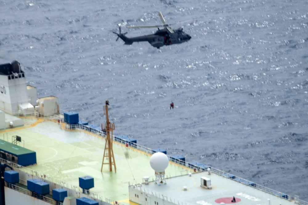 Un helicóptero Súper Puma del Ala 46 evacúa de urgencia a una tripulante del carguero ARC Integrity aquejada de apendicitis
