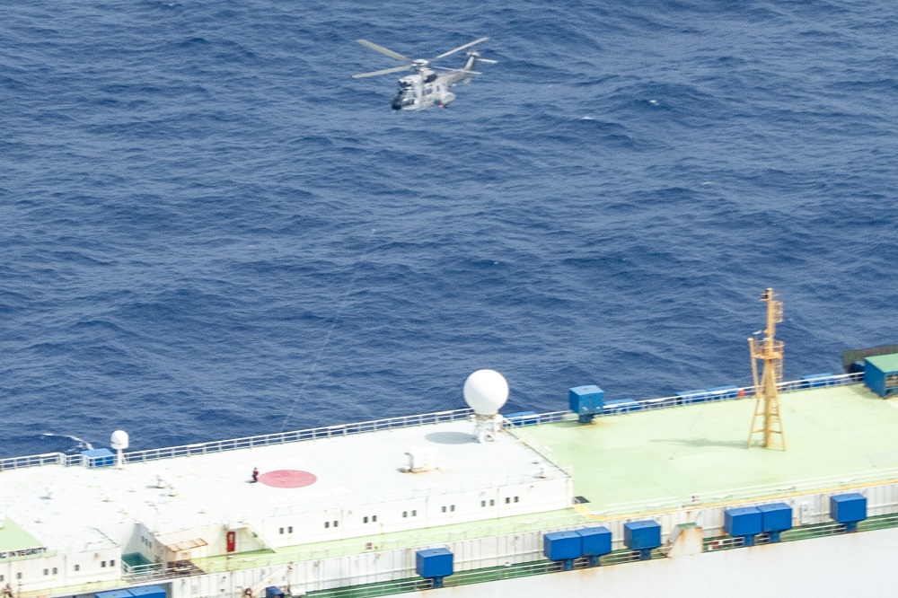 Un helicóptero Súper Puma del Ala 46 evacúa de urgencia a una tripulante del carguero ARC Integrity aquejada de apendicitis