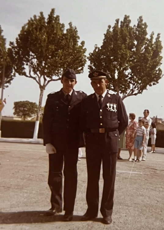 El abuelo con el joven subteniente Arribas