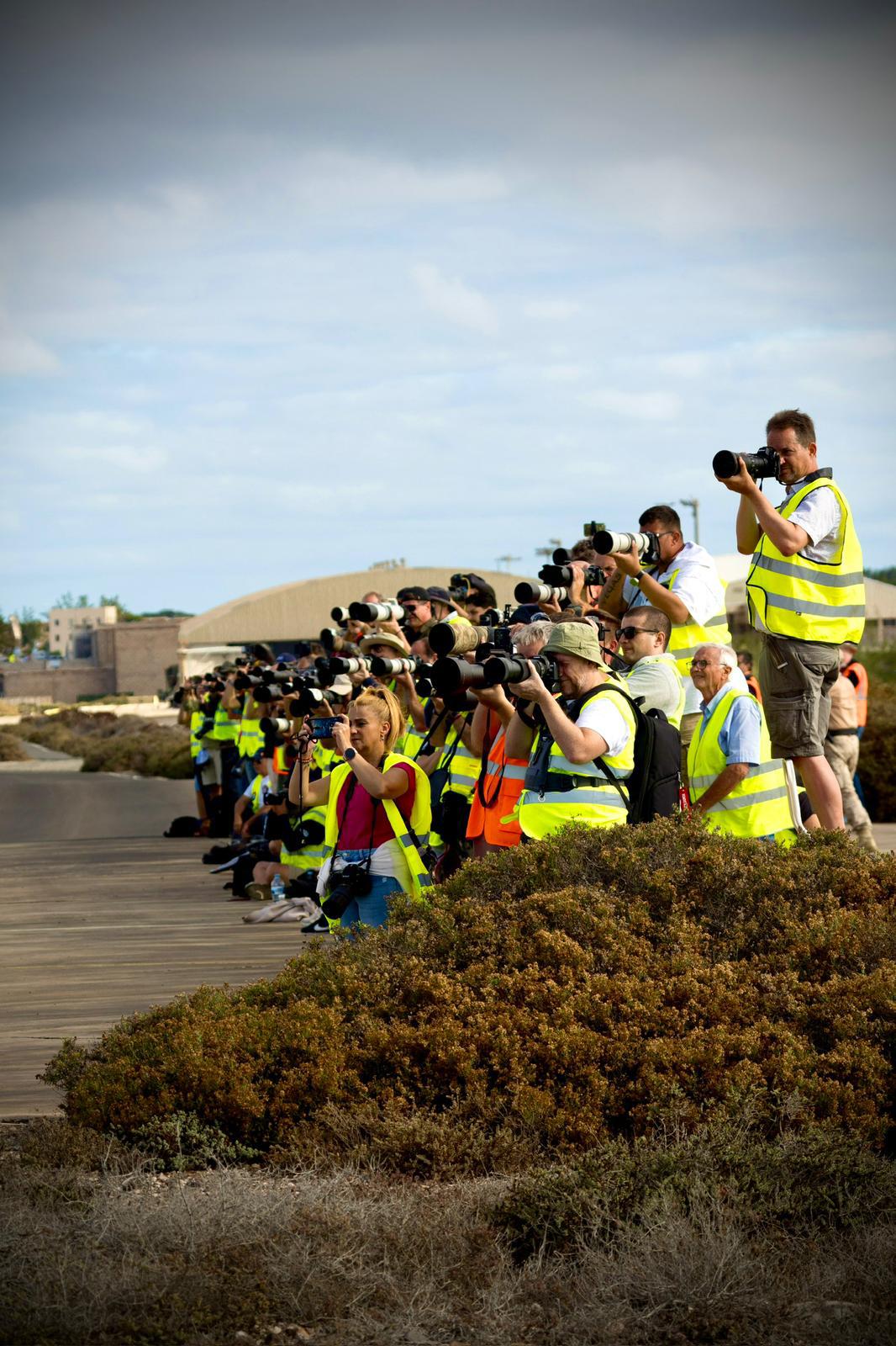 Más de 170 amantes de la aviación participan en la jornada de spotters del ejercicio internacional Ocean Sky 2025 en la Base Aérea de Gando