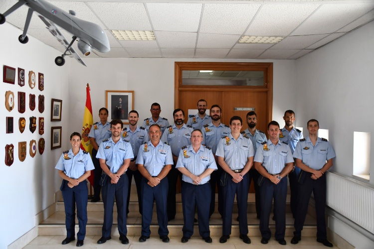 La teniente Marta Escudero, la primera mujer del EA en obtener la especialidad de piloto militar de sistemas aéreos no tripulados