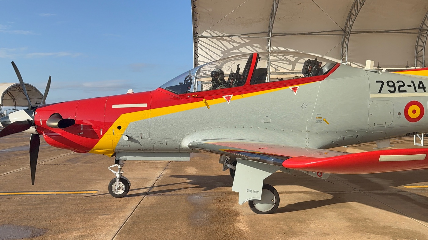 La Princesa de Asturias realiza su primer vuelo en solitario en la AGA