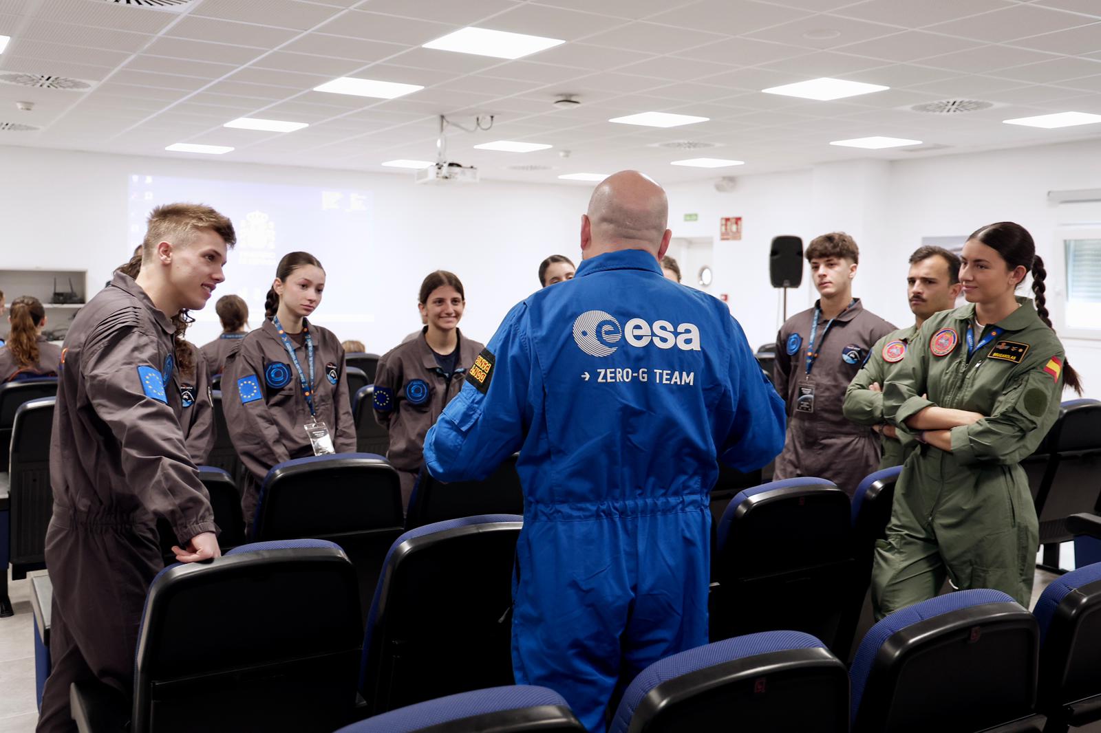 El Ejército del Aire y del Espacio acoge el ‘bautismo’ como embajadores del espacio de 30 jóvenes