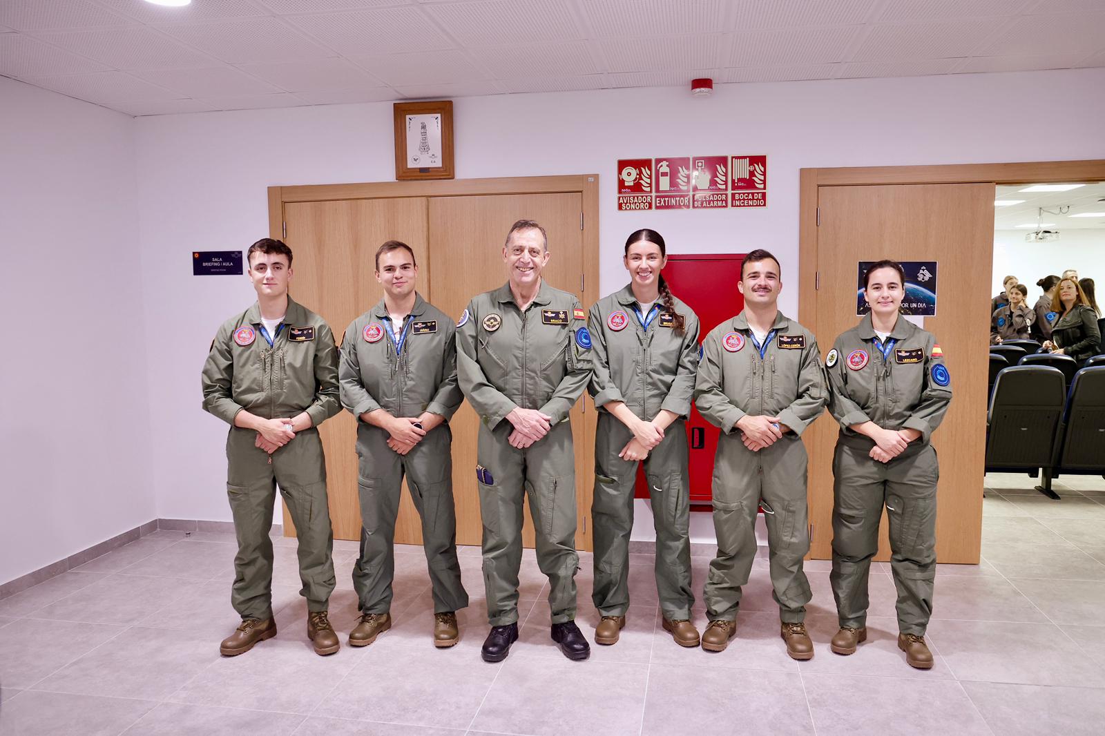 El Ejército del Aire y del Espacio acoge el ‘bautismo’ como embajadores del espacio de 30 jóvenes