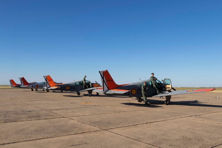 El Ala 37 realiza un vuelo conmemorativo histórico para celebrar las 150 000 horas de la E-24