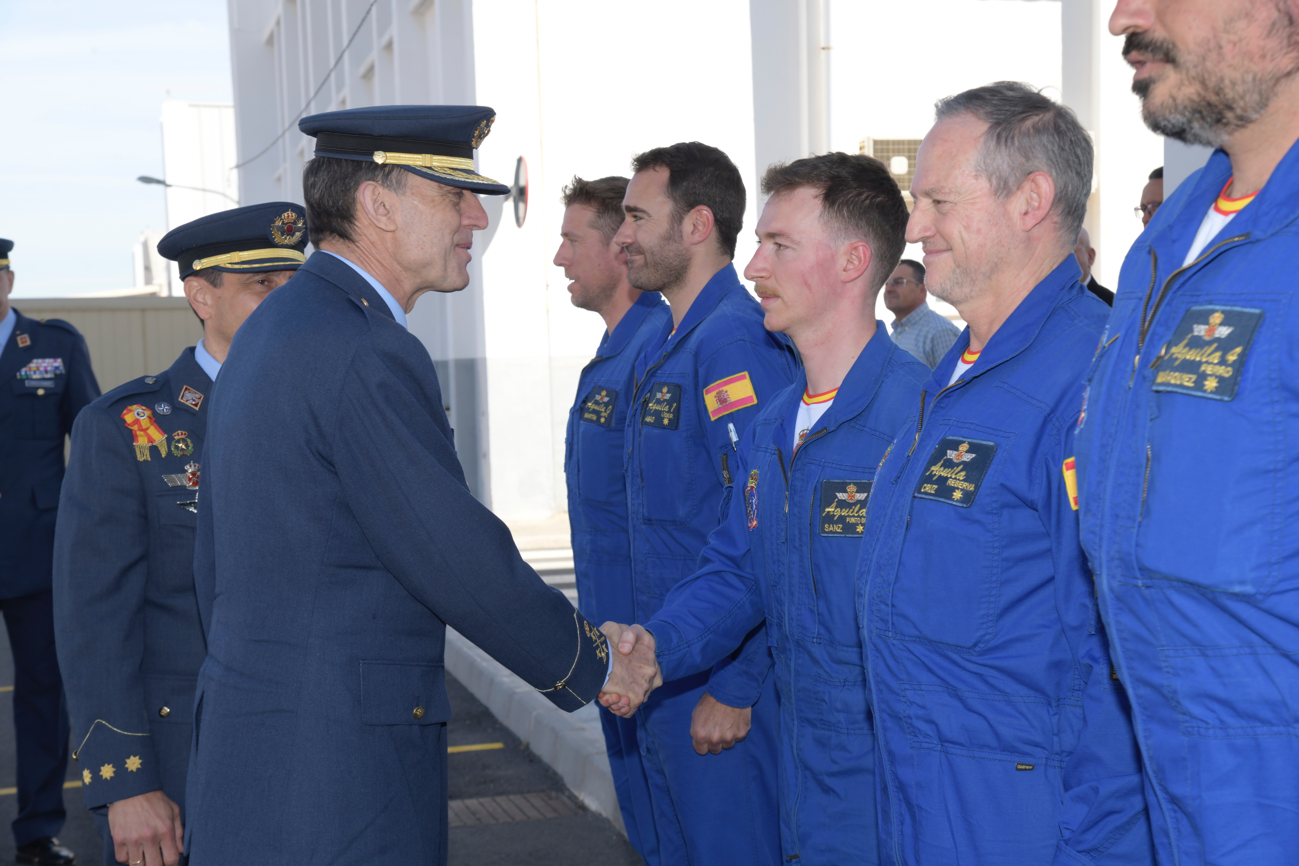 Saludo del JEMA a los miembros de la Patrulla Águila