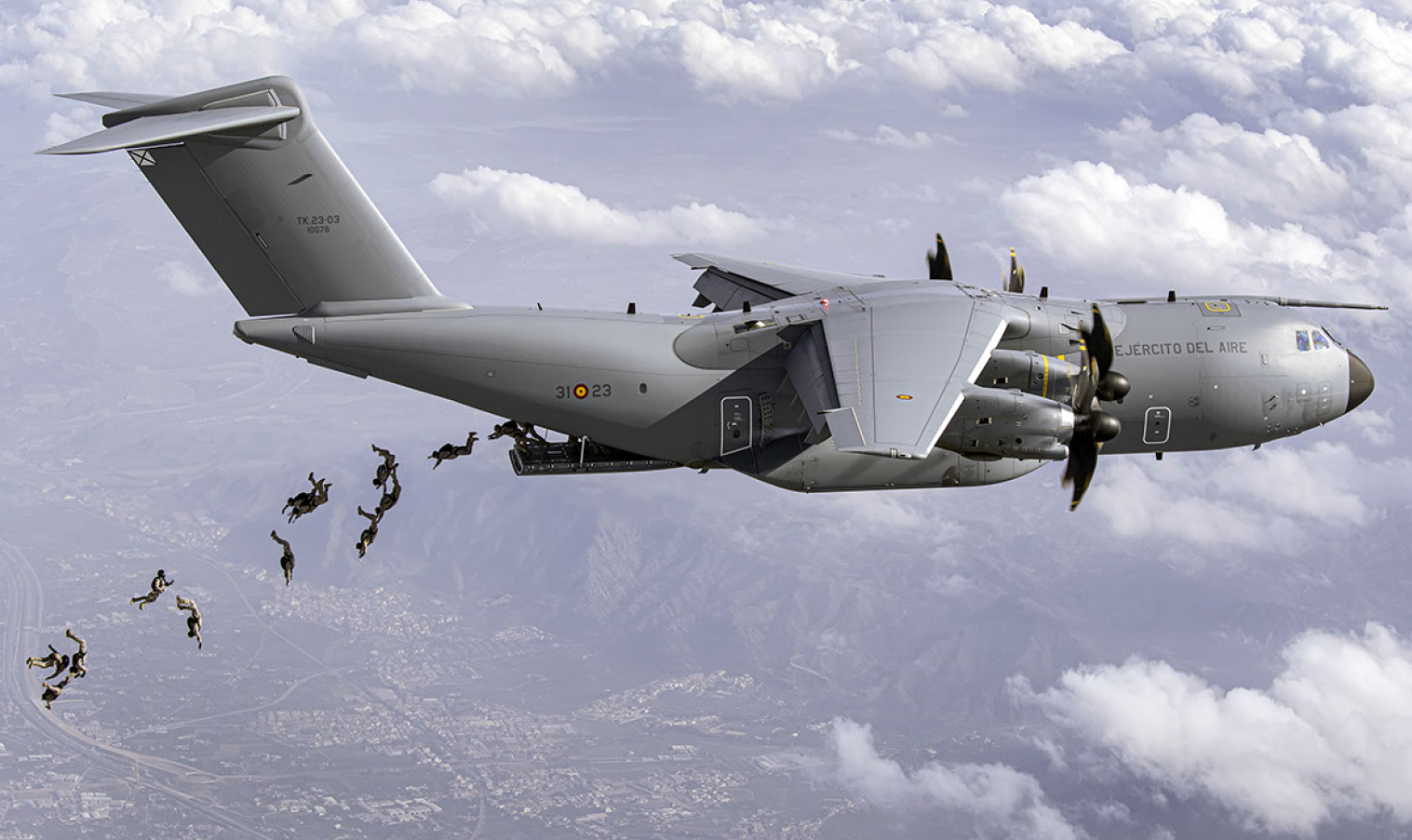 A400 con paracaidistas