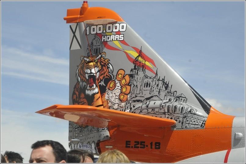 Cola de avión C-101 Aviojet, con el dibujo conmemorativo de las 100 000 horas de vuelo alcanzadas por esta aeronave en el 741 Escuadrón en la base durante el año 2013