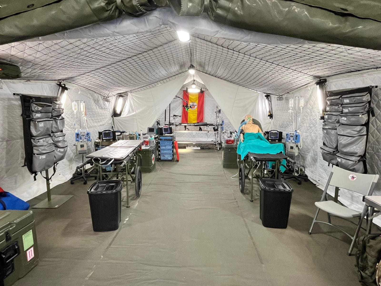 Foto del interior de una instalación sanitaria desplegada de la UMAAD-Madrid para cumplir con sus funciones