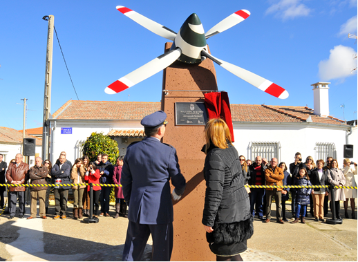 Inauguración de la plaza de la Base Aérea de Matacán y monumento conmemorativo en el municipio salmantino de Villagonzalo de Tormes, el 2 de febrero de 2014