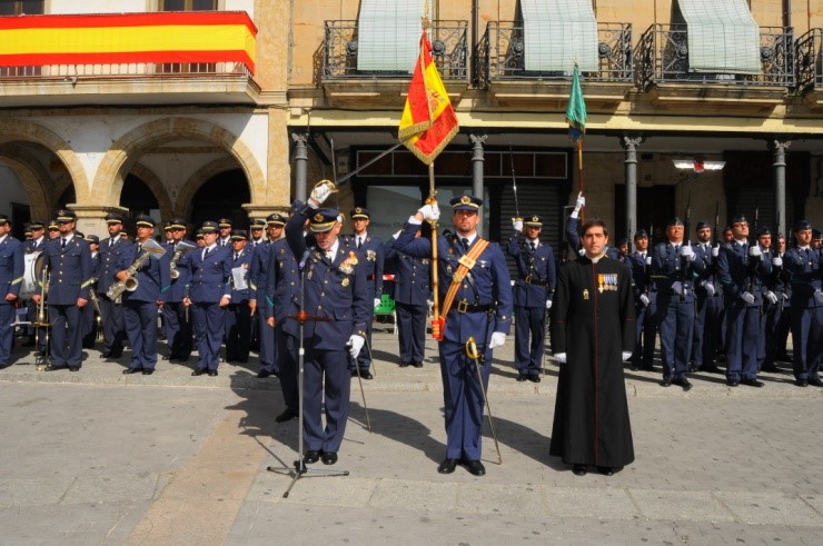 Jura de bandera de personal civil en Alba de Tormes (Salamanca), con motivo del Día de la Fiesta Nacional y la celebración del IV centenario de la beatificación de Santa Teresa de Jesús, el 5 de octubre de 2014