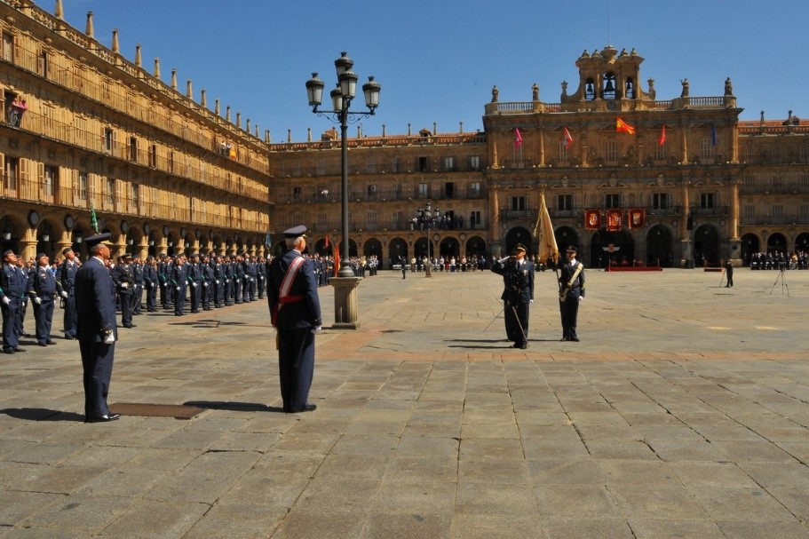Jura de bandera en la plaza mayor de Salamanca con motivo del 30 aniversario de la designación de Salamanca como Ciudad Patrimonio de la Humanidad por la UNESCO y la conmemoración del VIII centenario de la creación de la Universidad de Salamanca, el día 3 de junio de 2018