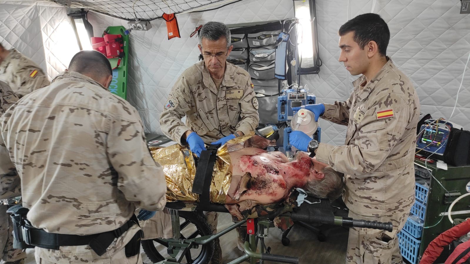 Personal de la unidad realizando prácticas de primeros auxilios