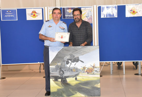 El general Gómez Rojo con el ganador del certamen