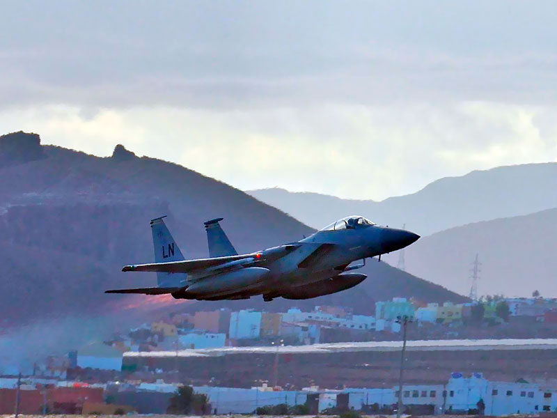 Un F-15 Eagle de la USAF despega de Gando