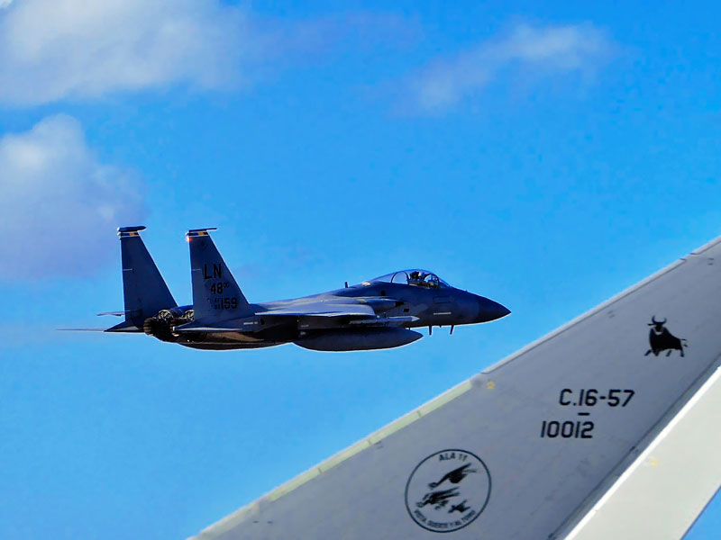 Un F-15 Eagle de la USAF tras la cola de un Eurofighter