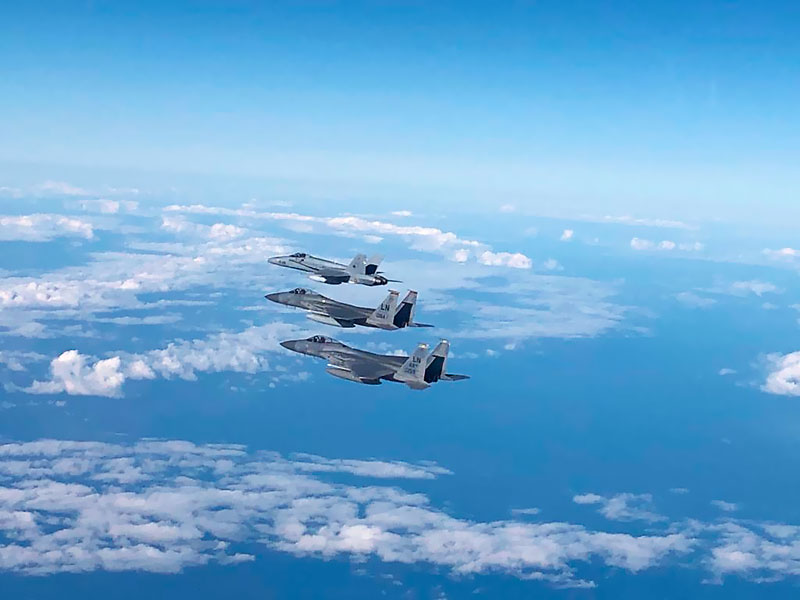 Formación de F-18 español con F-15 americanos