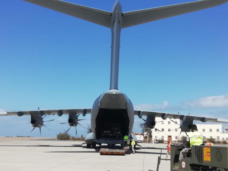 La Sección de Apoyo al Transporte de Gando descarga 16 toneladas de un A400M
