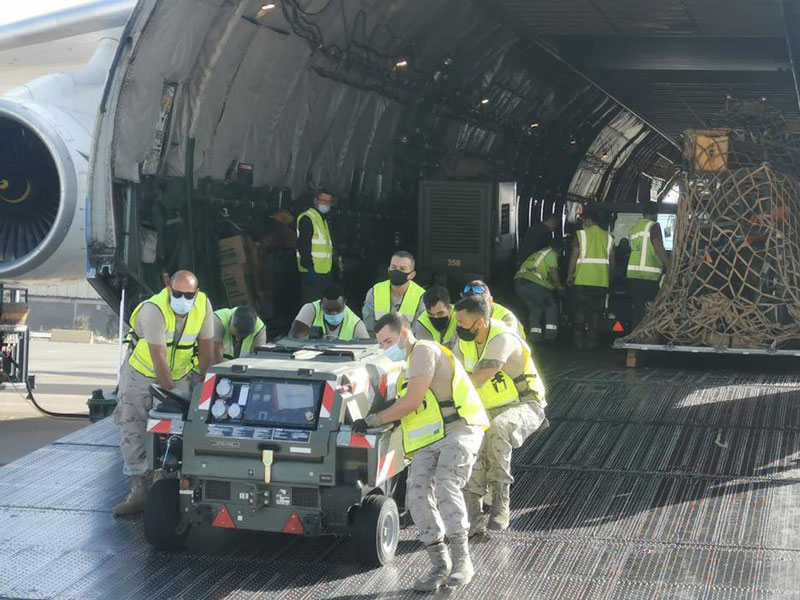 La Sección de Apoyo al Transporte de Gando descarga 60 toneladas de un Antonov 140