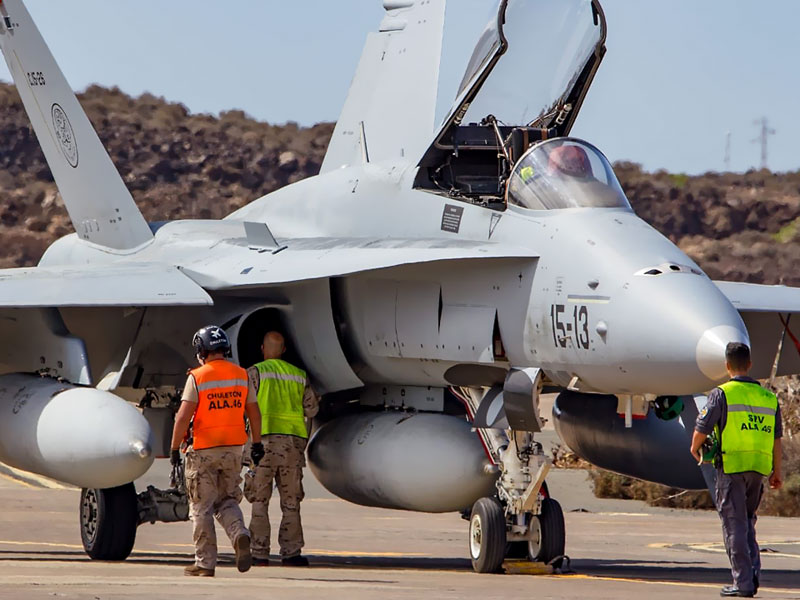 Mantenimiento de un F-18 del Ala 15