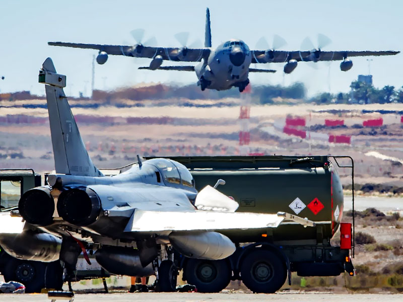 Repostaje en plataforma de un Rafale francés