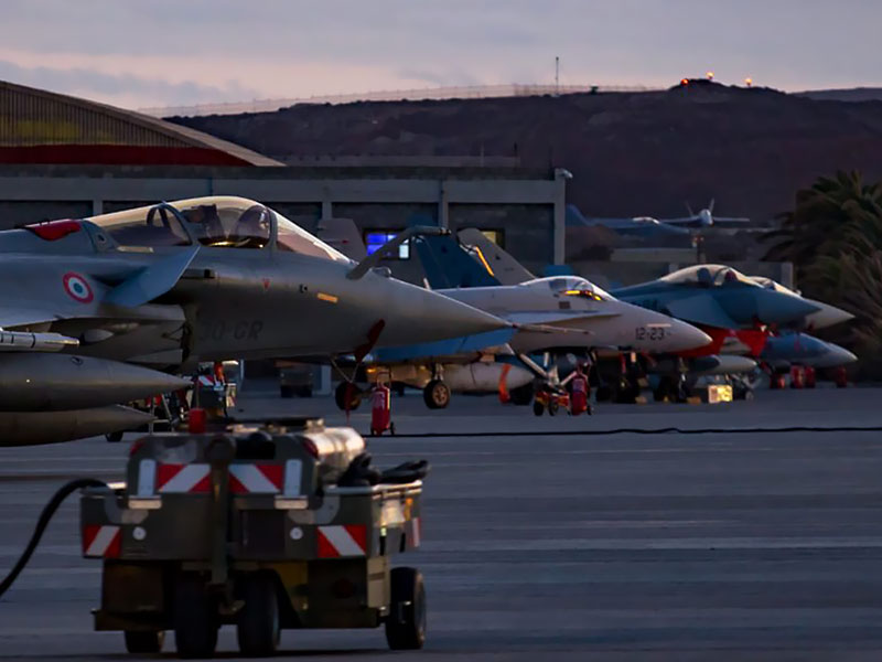 Plataforma de aviones al atardecer