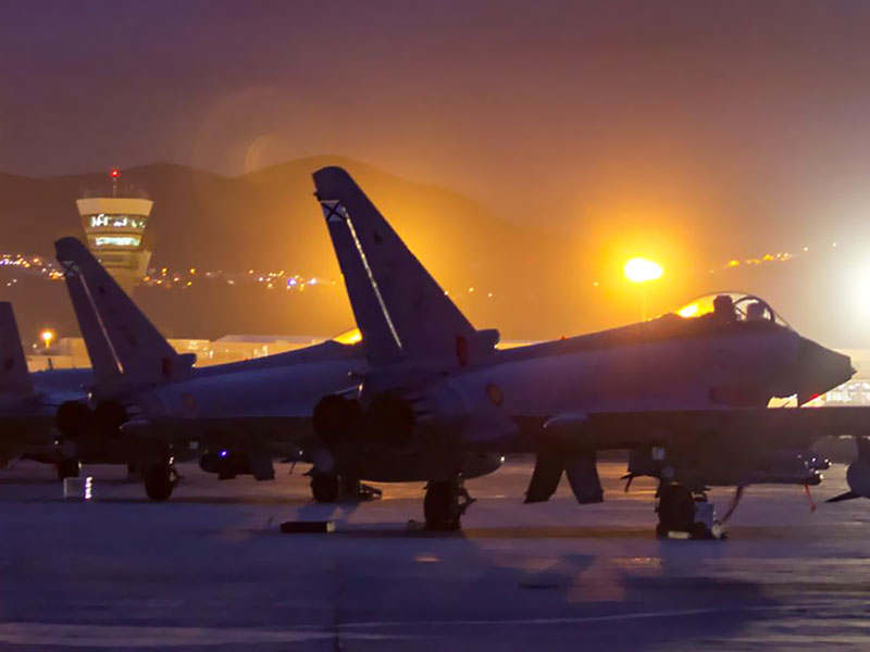 Plataforma con los Eurofighters al anochecer