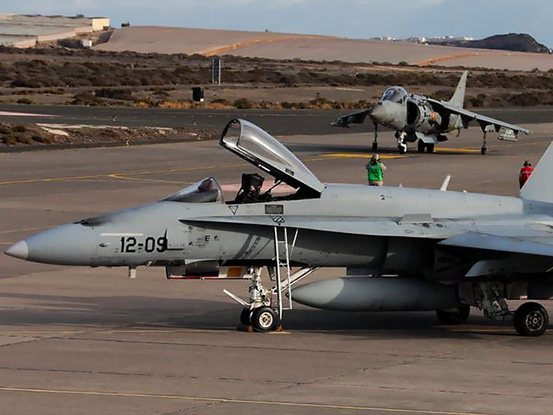 Aviones en el aparcamiento de la base de Gando