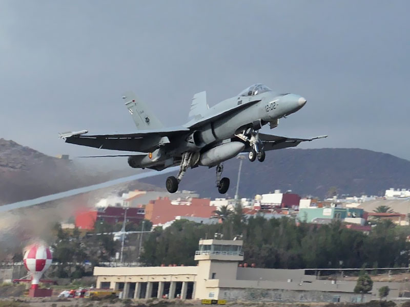 F-18 del Ala 12 despegando