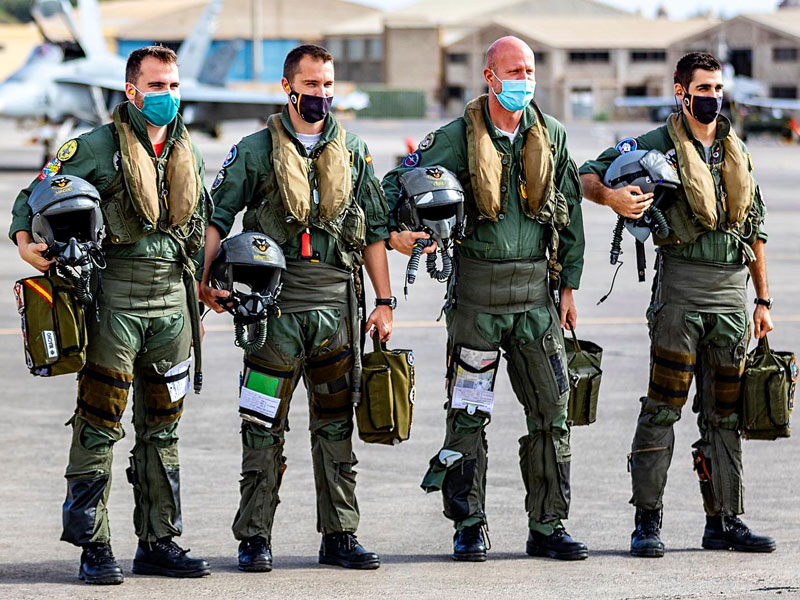 Pilotos de F-18 del Ala 12