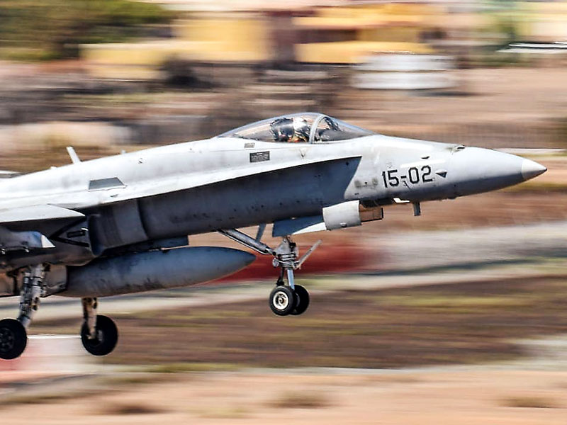 Despegue de F-18 del Ala 15