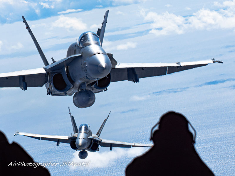 f-18 primer plano en vuelo