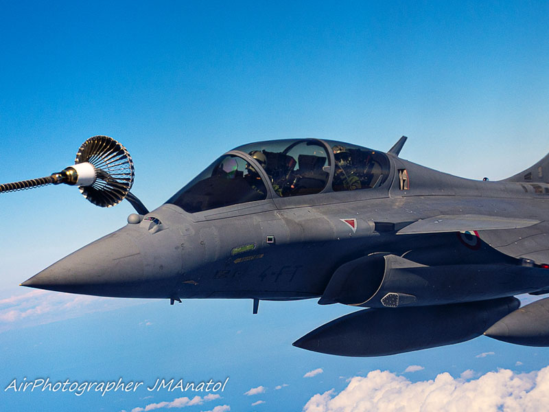 Rafale francés reabasteciendo en vuelo