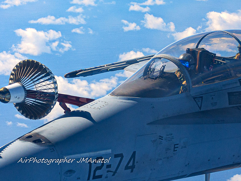 f-18 del Ala 12 reabasteciendo en vuelo